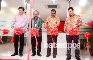 Pemotongan pita peresmian gedung baru BPR Karimun Sejahtera